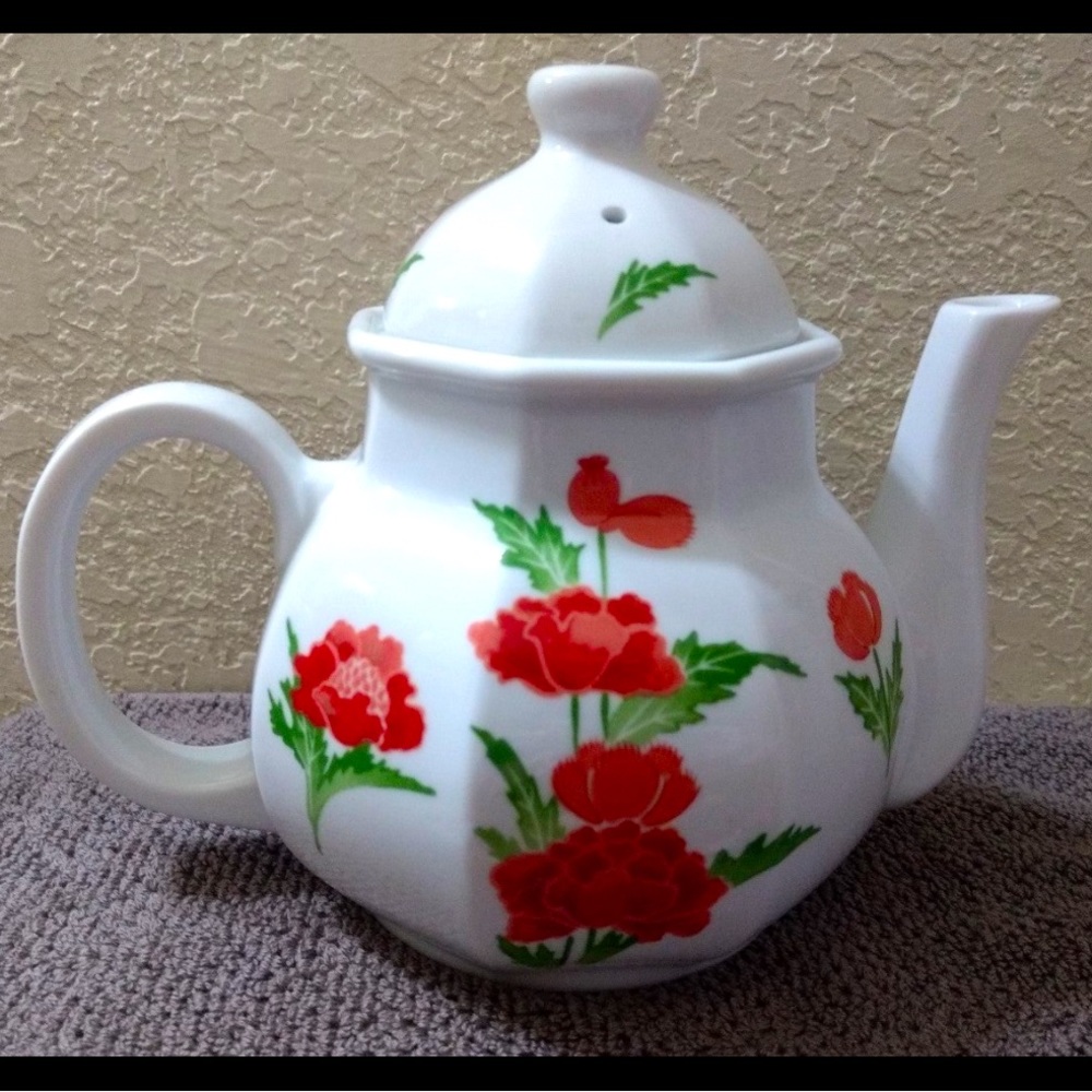 VINTAGE~ TOSCANY Collection Porcelain Teapot with Red Flowers~Made in Japan